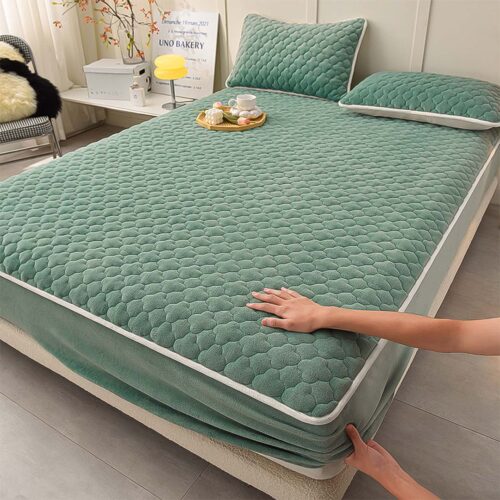 Green 153cm Wide Mattress Cover Thick Quilted Fleece Stretchable Clover Bed Spread Sheet Protector with Pillow Covers - Image 3
