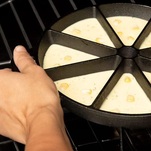 21.5CM Round Cast Iron Baking Wedge Pan Cornbread Cake 8-Slice Baking Dish with Handle - Image 8