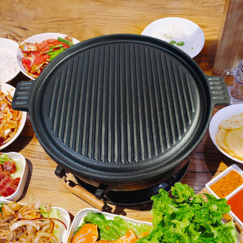 43cm Round Ribbed Cast Iron Frying Pan Skillet Steak Sizzle Platter with Handle - Image 2