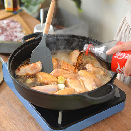 31cm Round Cast Iron Pre-seasoned Deep Baking Pizza Frying Pan Skillet with Wooden Lid - Image 9